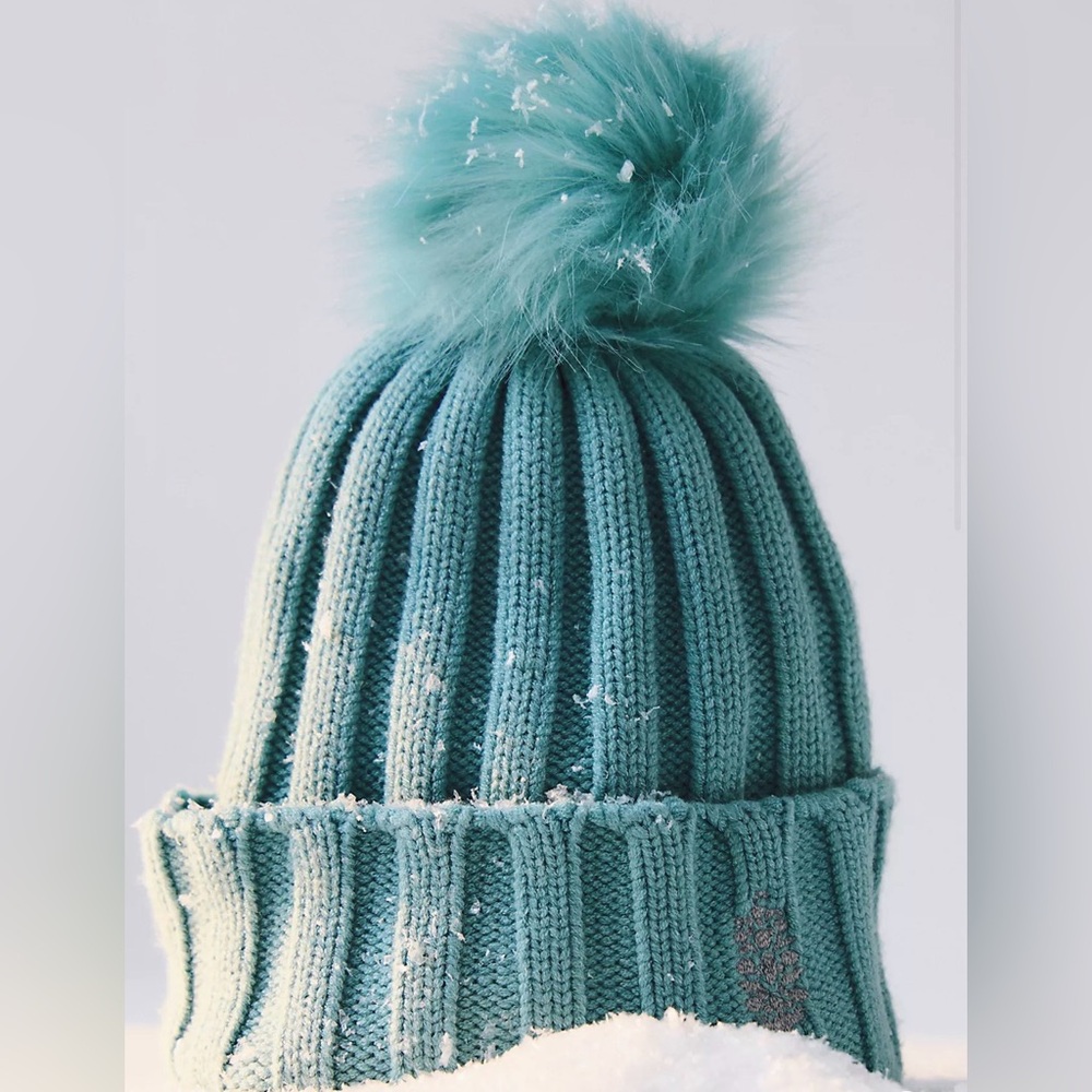 NWT FP Movement Fresh Powder Pom Beanie